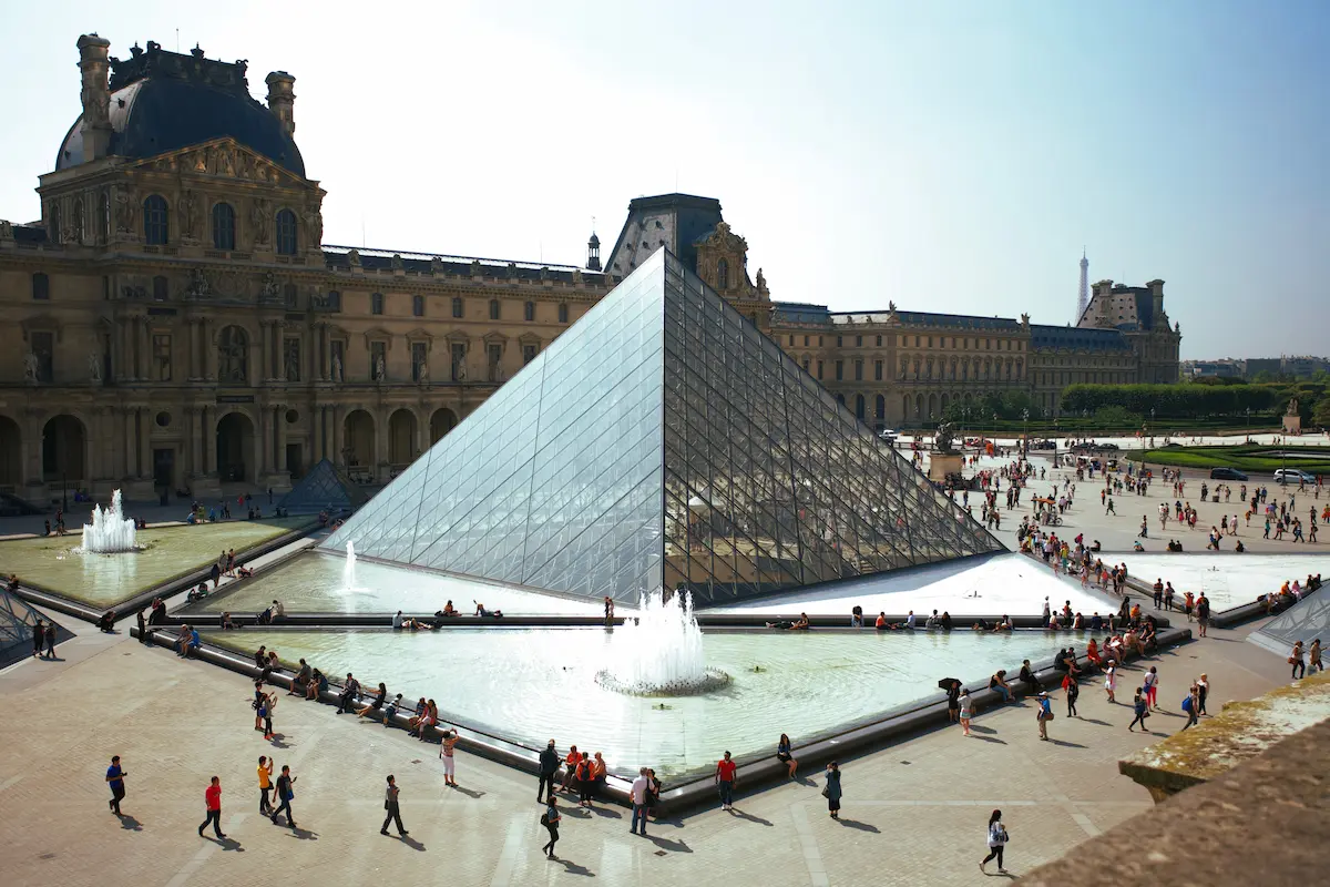 Museum Louvre: Menelusuri Sejarah dan Seni Dunia di Paris