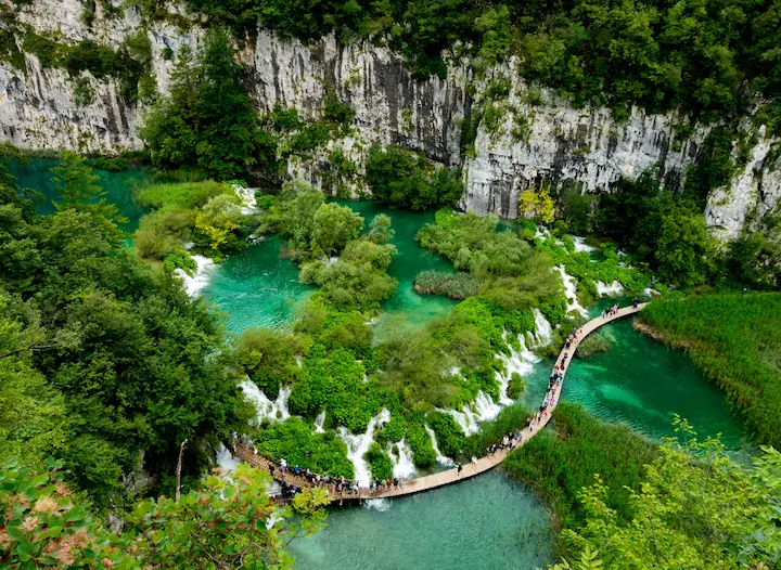 Plitvice Lakes: Air Terjun dan Danau yang Menghipnotis