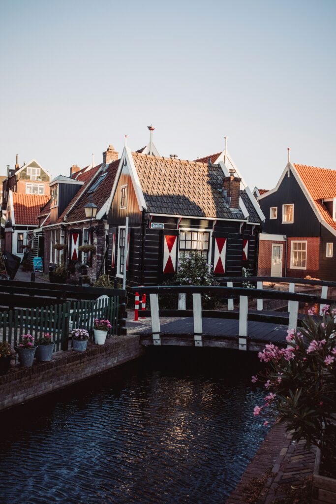Volendam: Pesona Desa Nelayan yang Tak Terlupakan di Belanda