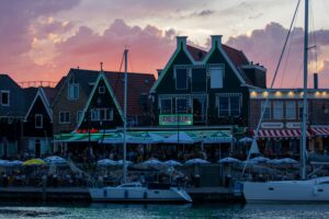 Volendam: Pesona Desa Nelayan yang Tak Terlupakan di Belanda